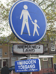 908049 Afbeelding van een verkeersbord en een waarschuwingsbord met daartussen het bordje 'NIEMANDSLAND', het thema van ...